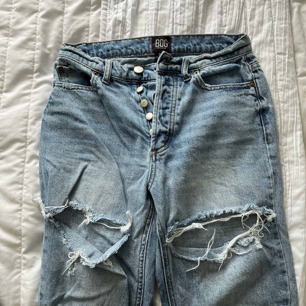 URBAN OUTFITTERS RIPPED JEANS